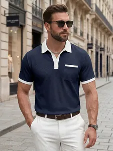 Gros plan du polo en maille gaufrée bleu marine avec col et poche blancs contrastants