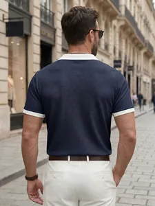 Vue arrière d'un polo homme en maille gaufrée marine avec col et poignets contrastés