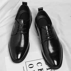 Chaussures de ville en cuir noir respirant pour hommes dans un style britannique chic.