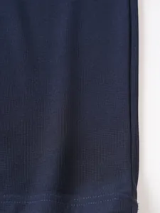 Vue détaillée en gros plan de la texture gaufrée bleu marine du polo