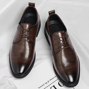 Chaussures habillées élégantes en cuir marron pour hommes avec détails perforés brogue