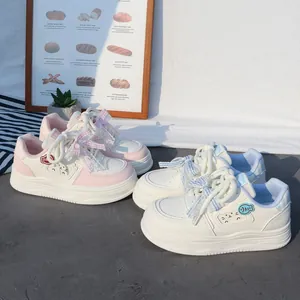 Baskets blanches mignonnes pour filles avec rubans roses et jolis détails de chat