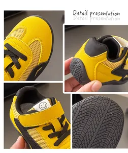 Dettagli ravvicinati di scarpe da ginnastica in mesh giallo per bambini con suola e texture.