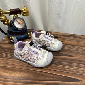 Detailansicht der atmungsaktiven pink-weißen Mesh-Kindersneaker mit Schnellverschlusssystem.