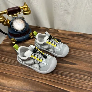 Atmungsaktive Kinder-Sportschuhe in Silber mit gelben Akzenten und Bungee-Schnürung