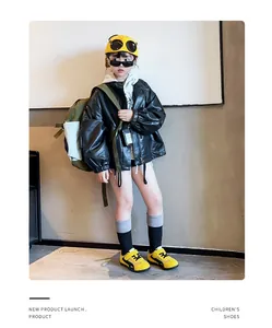 Vista dettagliata delle sneakers in mesh giallo per bambini con design di scarpe da ginnastica.