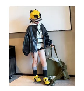 Foto a figura intera di un bambino con sneakers basse gialle e nere alla moda.