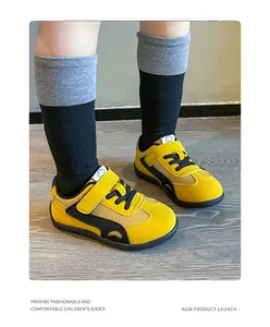 Vista laterale dettagliata di sneaker per bambini in mesh traspirante gialla con accenti neri