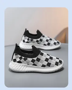 Primo piano di sneakers slip-on per bambini in maglia a scacchi bianchi e neri