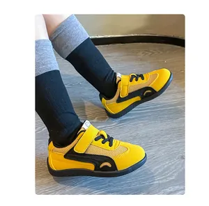 Vista dettagliata di sneaker per bambini in mesh traspirante giallo e nero con velcro