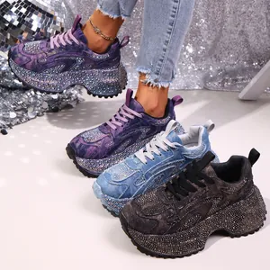 Detailaufnahme von glitzernden Strass-Chunky-Sneakern in verschiedenen Farben und Stoffen