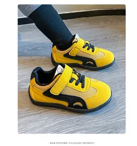 Sneakers in mesh giallo traspirante per bambini con velcro e suola antiscivolo