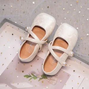 Elegant white floral pattern Chinese style Hanfu Mary Jane shoes for girls with pearls