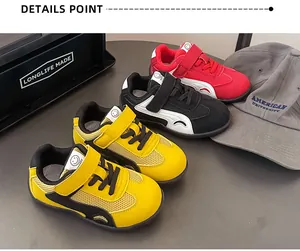 Vista dettagliata di scarpe da ginnastica per bambini in mesh traspirante in giallo e nero.