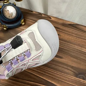 Detailansicht der atmungsaktiven Mesh-Sportschuhe für Kinder mit schützender Zehenkappe.