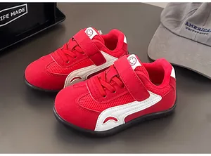 Vista ravvicinata di sneakers in mesh rosso traspirante per bambini con cinturino velcro