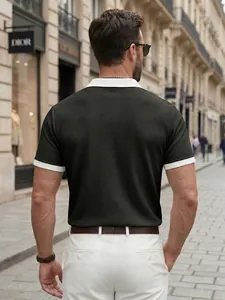 Vue arrière d'un polo homme en maille gaufrée à manches courtes avec col blanc contrasté