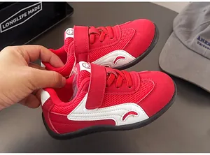 Dettaglio di sneaker in rete rossa traspirante per bambini con chiusura a velcro