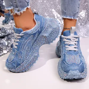 Detailansicht von Denim-Sneakers mit funkelnden Strasssteinen und dicker Plateausohle