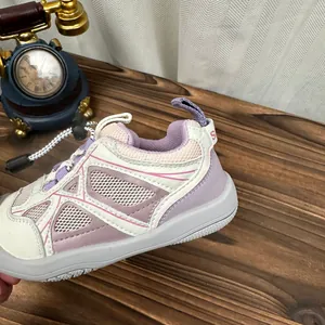 Detailansicht der atmungsaktiven Kinder-Sneaker mit weicher Sohle in Lila und Weiß.
