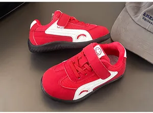 Vista dettagliata di scarpe da ginnastica rosse traspiranti in mesh per bambini