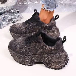 Detailansicht funkelnder Denim-Plateau-Sneaker mit glitzernden Strasssteinen und dicker Sohle