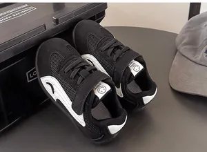 Dettaglio di scarpe da ginnastica traspiranti per bambini nel classico design nero e bianco