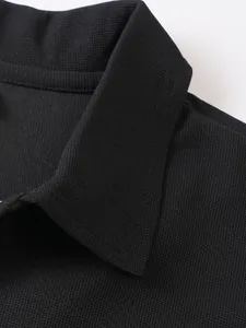 Gros plan sur la texture gaufrée noire respirante et le col d'un polo pour hommes