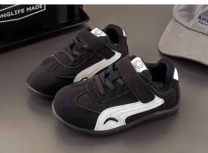 Vista dettagliata delle scarpe da ginnastica traspiranti per bambini con velcro e smiley