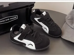Dettaglio scarpe da ginnastica traspiranti in mesh nero per bambini con strisce bianche classiche
