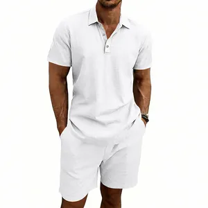 Vue détaillée d'un ensemble polo en lin blanc pour homme avec short décontracté