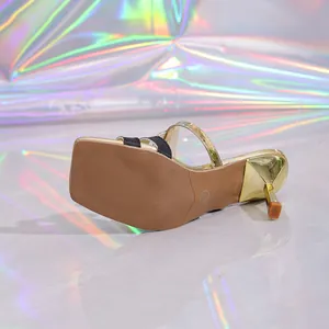 Detailansicht der gold-schwarzen Sandale mit quadratischer Spitze und Pfennigabsatz.