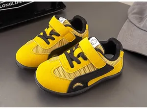 Sneakers in mesh giallo vivace per bambini con un cinturino casual con motivo smiley