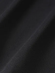 Vue macro montrant la texture détaillée en tricot gaufré du polo noir pour hommes