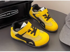 Dettaglio di scarpe per bambini in rete gialla traspirante con velcro