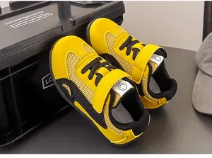 Vista dettagliata di scarpe da ginnastica per bambini in rete gialla con logo smiley
