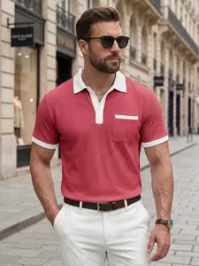 Détail du polo gaufré pour hommes avec col contrasté et poche poitrine élégante