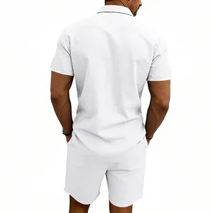 Vue arrière d'un ensemble d'été en lin blanc pour homme avec polo et short