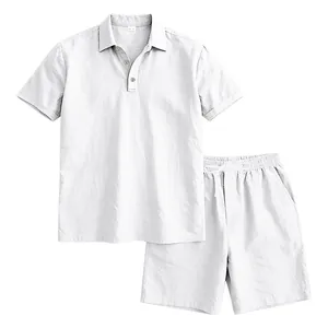Ensemble deux pièces homme en lin blanc avec polo à manches courtes et short d'été chic.