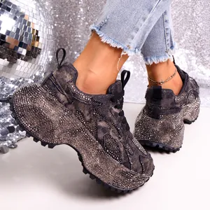 Detailaufnahme glitzernder Strass-Plattform-Sneaker an einem Model.