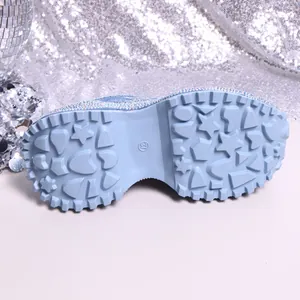 Detaillierte Ansicht der rutschfesten Gummisohle für blaue Plateau-Sneaker mit Strass.