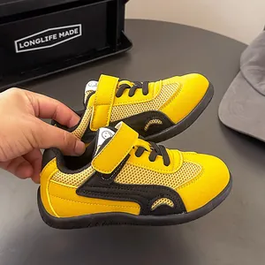 Scarpe da ginnastica traspiranti in mesh giallo per bambini con suole in gomma nera comode