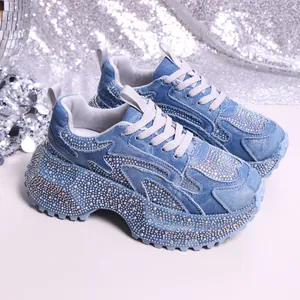 Detaillierte Seitenansicht klobiger Denim-Sneaker mit glitzernden Strasssteinen