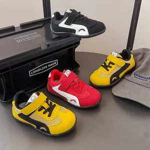 Eleganti sneakers per bambini in mesh traspirante disponibili nei colori rosso, giallo e nero.