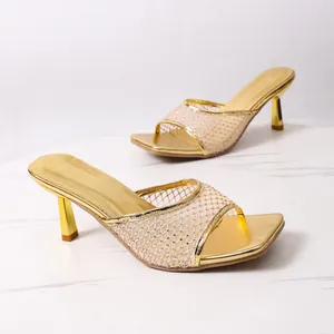 Eleganti sabot dorati con tacco a spillo, punta squadrata e cinturini in mesh con strass per feste