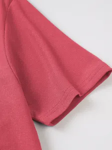 Vue détaillée de la texture gaufrée et du poignet de manche sur un polo pour hommes