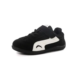 Sneaker da bambino in mesh traspirante nere con dettagli bianchi e chiusura a strappo
