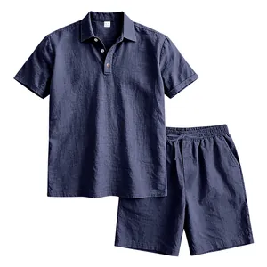 Détail de l'ensemble polo en lin bleu marine et short à cordon ajustable pour hommes.
