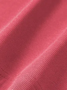 Vue macro du tissu en maille gaufrée respirante rouge rose pour polo homme