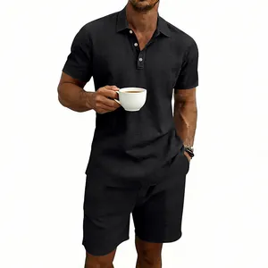 Vue détaillée de l'ensemble polo et short en lin noir pour homme avec tissu texturé